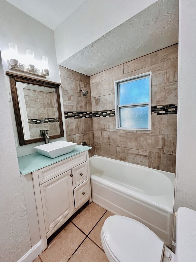 Building Photo - 3/2 Historic Home Available NOW!