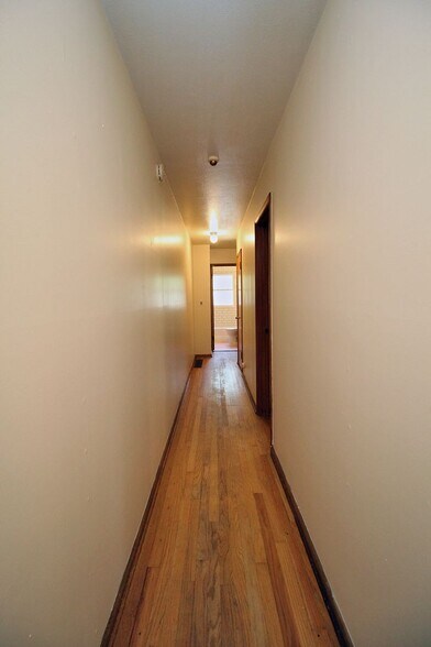 Building Photo - 11-17 NE 56th