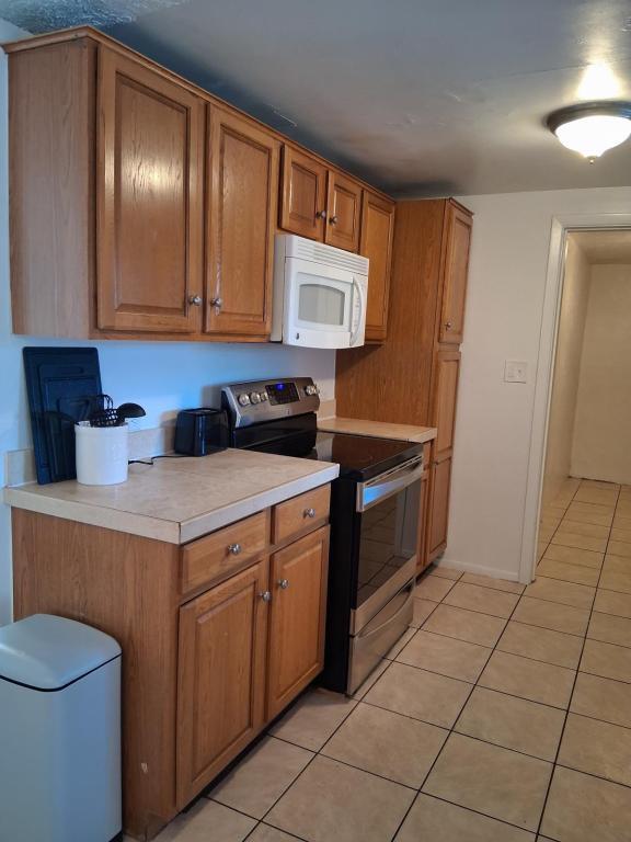 Building Photo - 6115 Hopkins Dr N