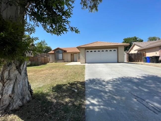 Building Photo - 3590 N Amberwood Ave