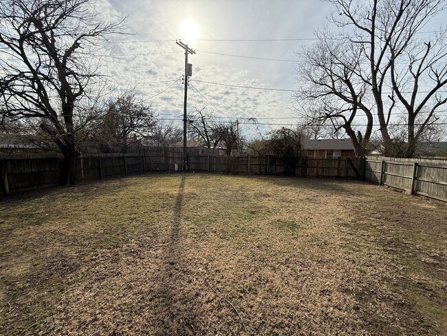 Building Photo - Coming Soon: 3 bedroom in Midtown Tulsa - Edison School District