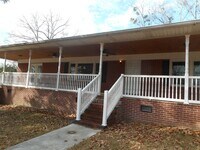 Building Photo - Beautiful 4 Bedroom 2 Bath Ranch Home on India Hook