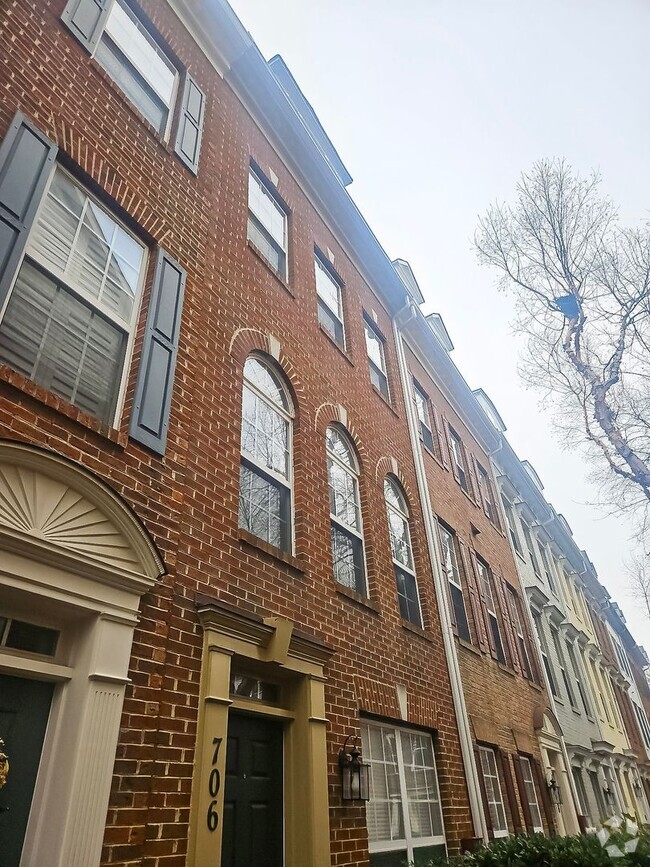 Building Photo - Stunning 3 Bed 2.5 Bath Interior Brick Tow...