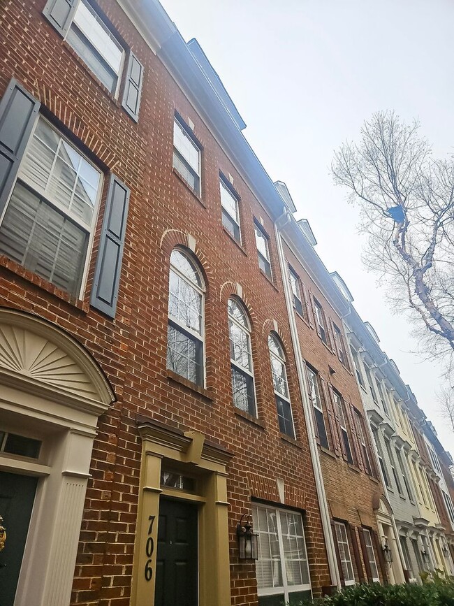 Primary Photo - Stunning 3 Bed 2.5 Bath Interior Brick Tow...