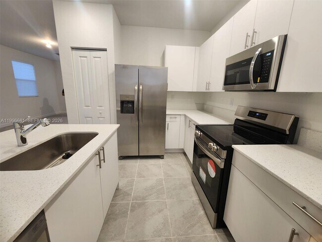 Building Photo - 2429 SE 28th Dr