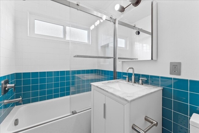 Building Photo - 1347 N Las Palmas Ave