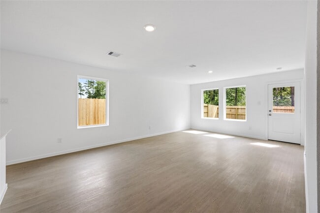 Building Photo - 915 Songbird Ln