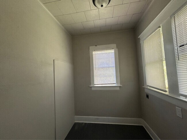 Building Photo - 1710 W 15th St