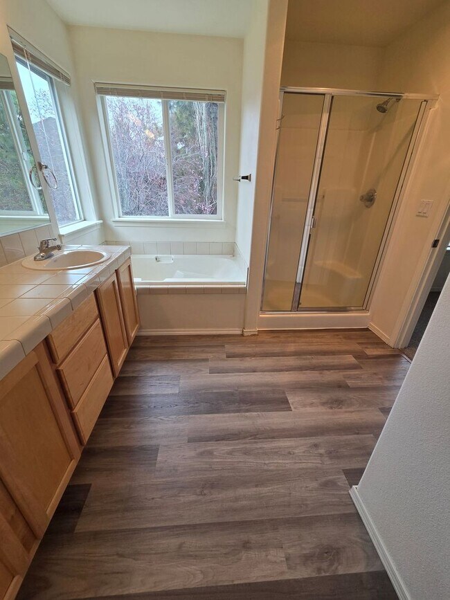 Building Photo - 3 Bed/2.5 Bath Single Family Home in River Canyon Estates - BRAND NEW CARPET