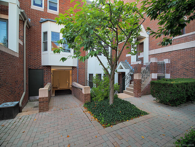 Building Photo - 95 Audubon St