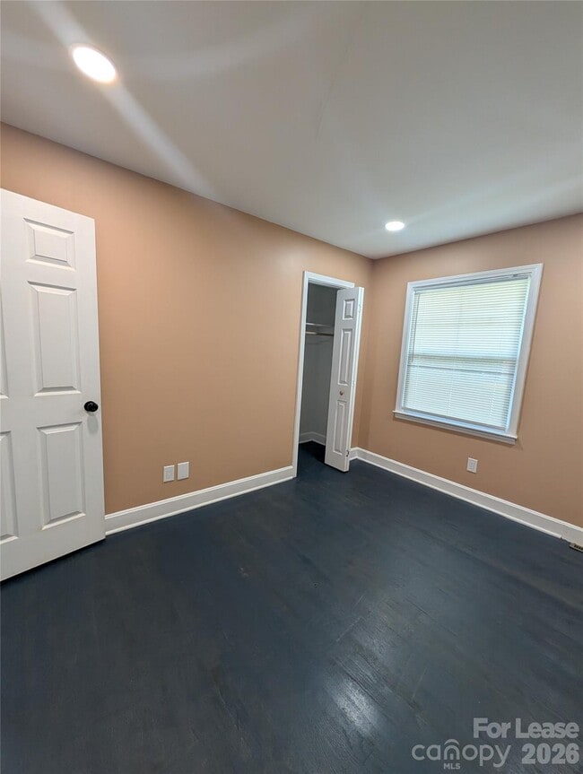Building Photo - 2800 Dalecrest Dr