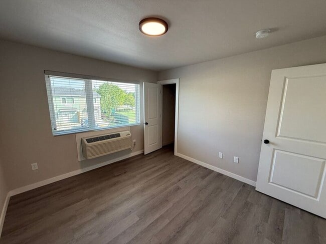 Building Photo - 2901 Waverly Dr SE