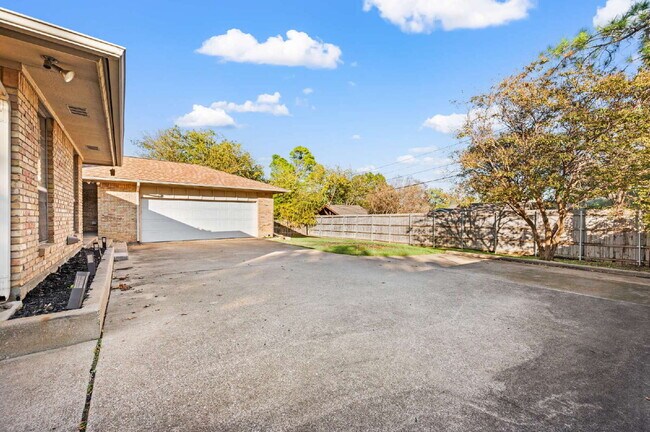 Building Photo - "Charming 3-Bed Oasis with Fireplace in the Heart of Grapevine – 2,238 Sq Ft of Comfort!"