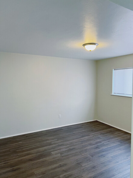 Bedroom - 2512 Drake St