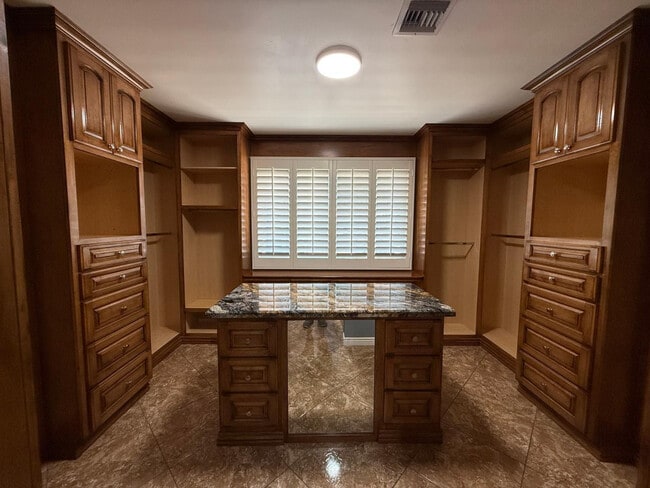 Building Photo - 4028 W Augusta Ave