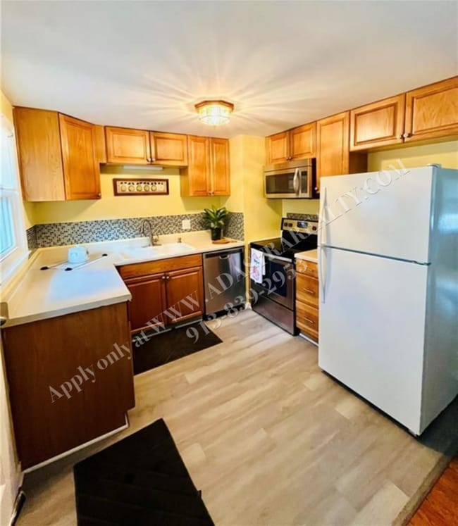 Building Photo - Charming 3 Bed 2 Bath Home-Coming SOON!
