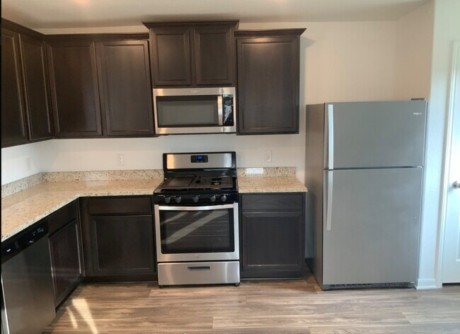 Building Photo - "Charming 3-Bed Oasis with Granite Touches...