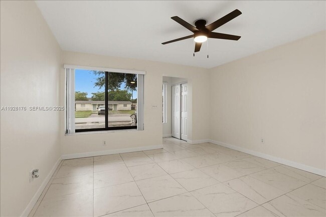 Building Photo - 6111 SW 39th Ct