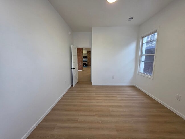 Building Photo - Fully Updated 4 bedroom 2 bathroom Apartment for rent in the Northside!