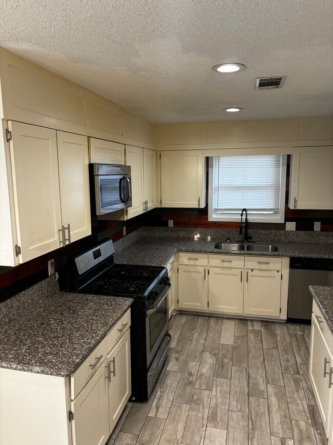 Building Photo - 1042 Live Oak Dr