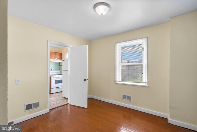 Building Photo - 10112 Sutherland Rd