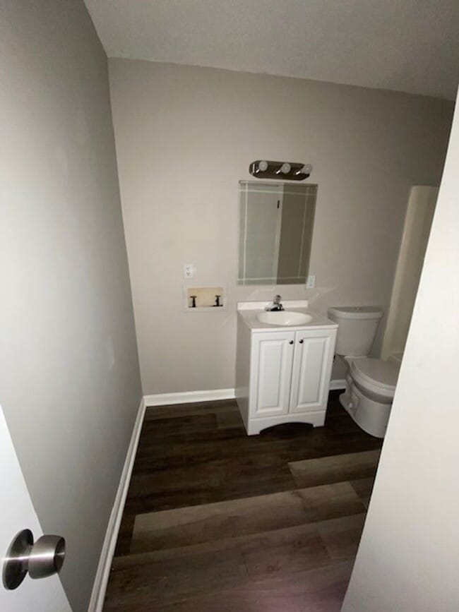 Building Photo - HALF OFF FIRST MONTHS RENT for qualified applicant** 1 Bed 1 Bath Apartment with Water and Trash ...