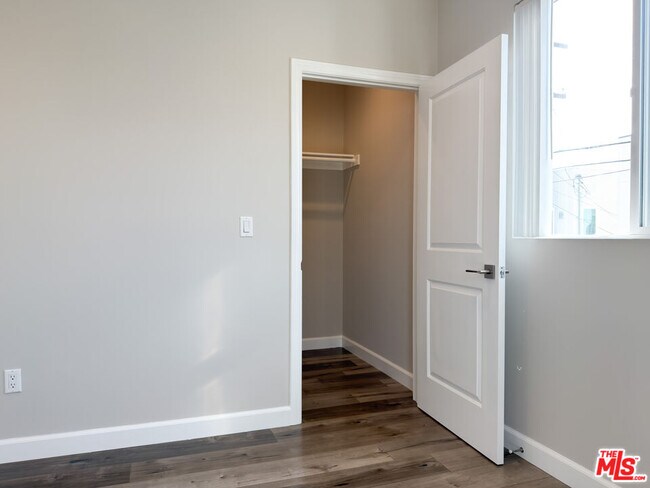 Building Photo - 5651 Willowcrest Ave