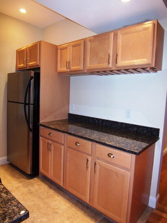 Building Photo - 61 Park Dr