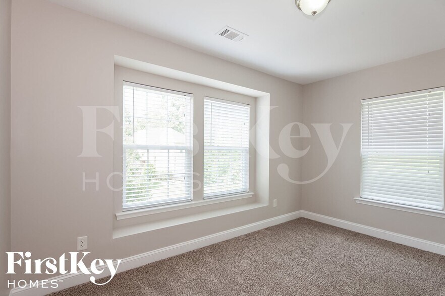 Building Photo - 10620 Bur Oak Dr