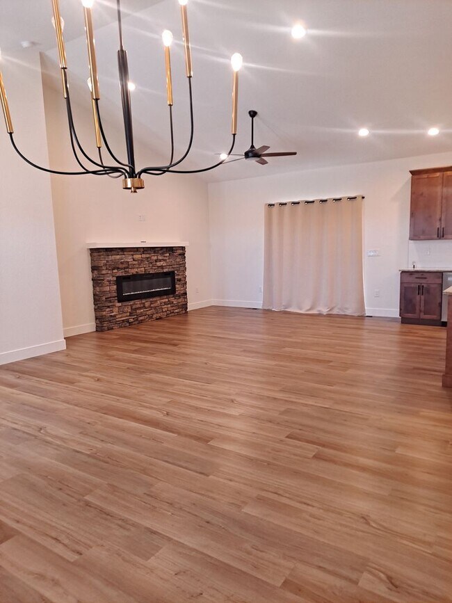 Building Photo - ALL PROSPECTIVE TENANTS MUST SUBMIT A $58 ...