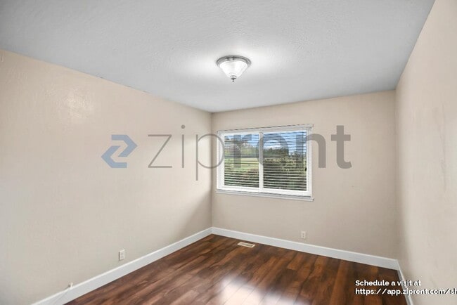 Building Photo - 48 N Lake Dr