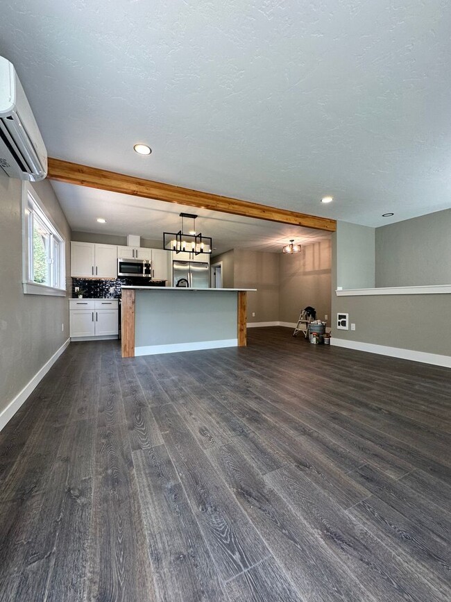 Building Photo - Gorgeous PET FRIENDLY fully remodeled house