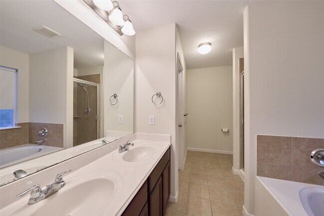 Building Photo - 12515 Lakeshore Dr