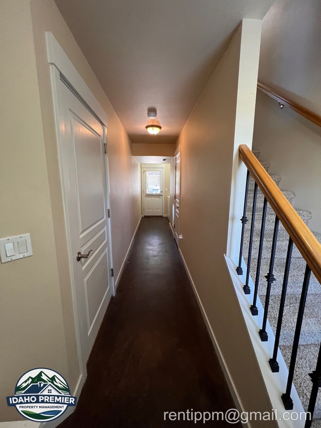 Building Photo - 8834 W Pine Valley Ln