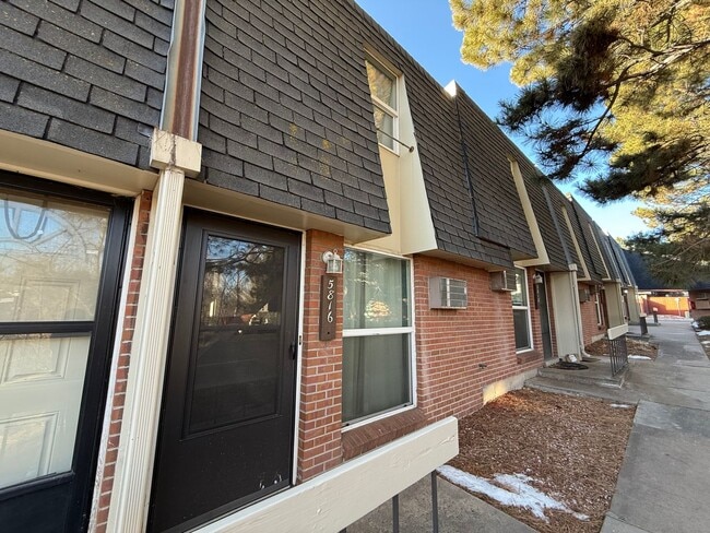 Building Photo - Spacious 2 Bed / 1.5 Bath in Centennial with In-Unit W/D