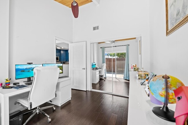 Building Photo - 219 NE 17th Ave