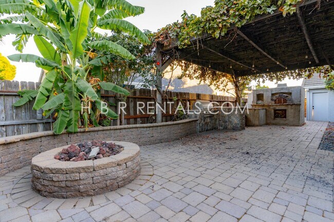 Building Photo - 422 Meyenberg Ave