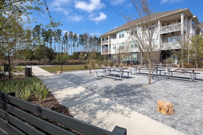 Building Photo - 115 Great Lawn Dr