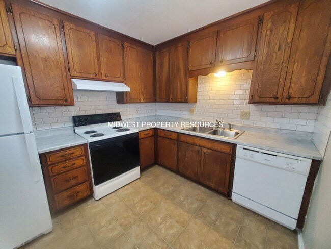 Building Photo - 2 Bedroom Duplex for Lease in Oak Grove | Offered by Midwest Property Resources