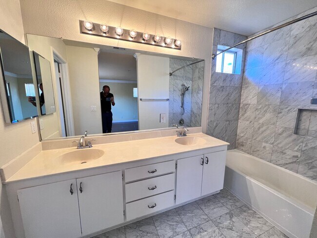 Building Photo - Newer Single Family Home in gated Union City