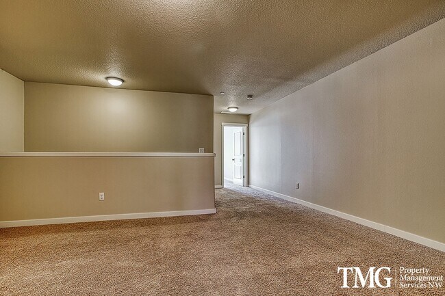 Building Photo - Contemporary 3 Bed 2.5 Bath Style Home in ...