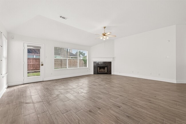 Building Photo - 3143 Oakwood Run Dr