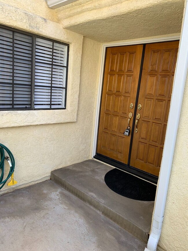 Building Photo - Light & Bright Mission Ridge Condo