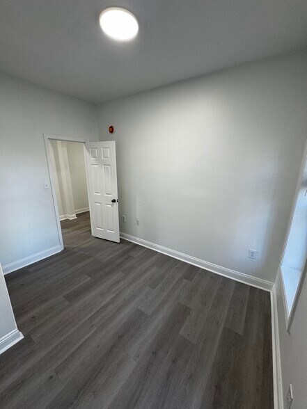 Bright and spacious Master Bedroom - 2448 Lakeview Ave