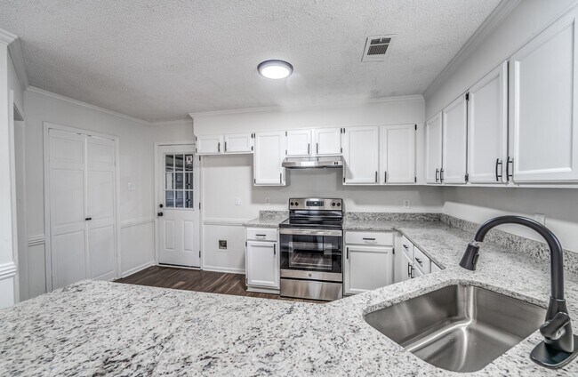 Building Photo - Style, Space, and Convenience in the Heart...
