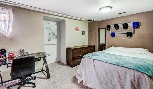 Building Photo - Huge room in a large shared home, private bathroom, great neighborhood, friendly roommates!