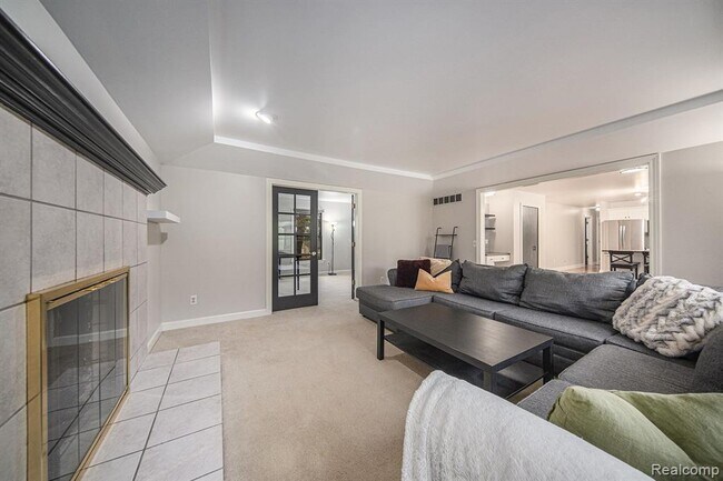 Building Photo - 695 Heritage Dr