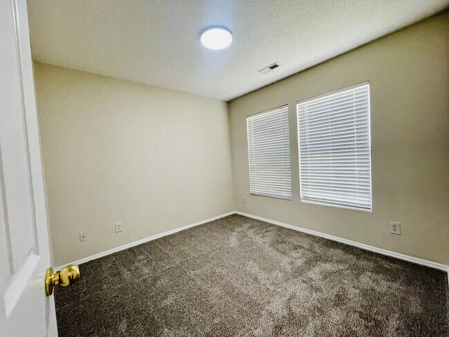 Building Photo - 3038 Regency Oaks Dr