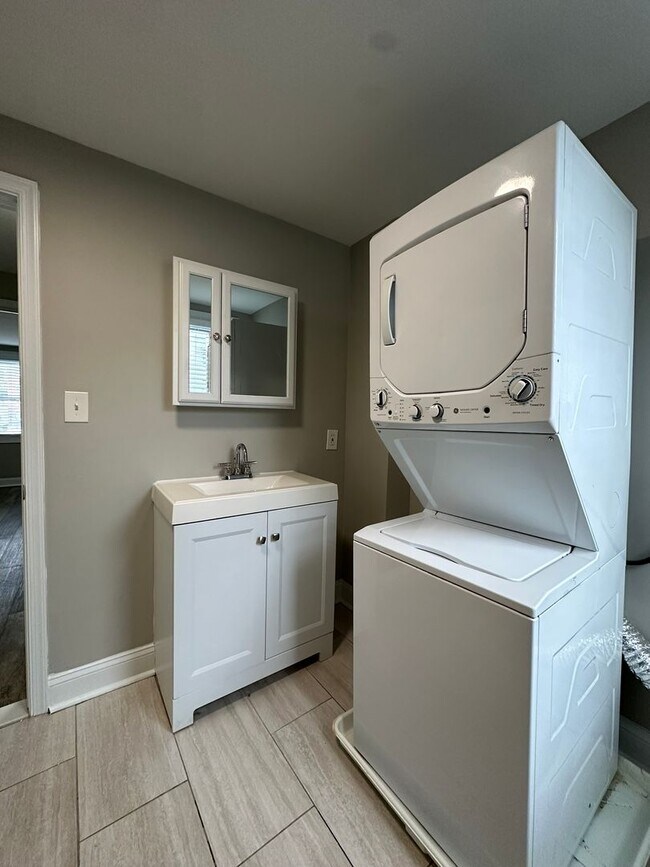 Building Photo - 3 Bedroom Townhome Near Little Italy