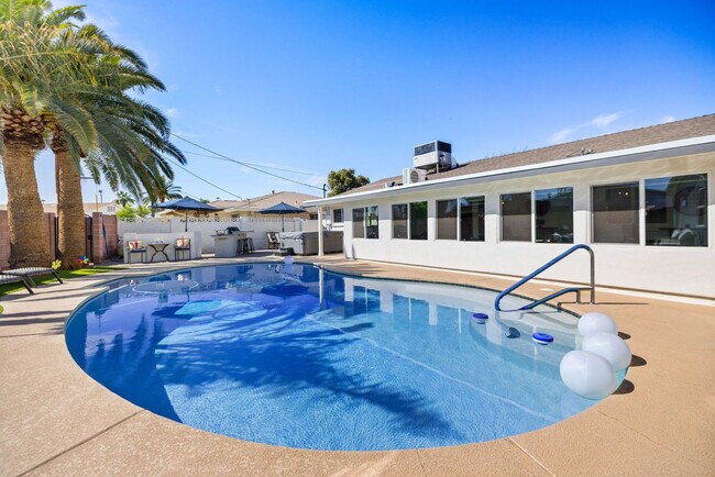 Building Photo - 8259 E Mulberry Ln